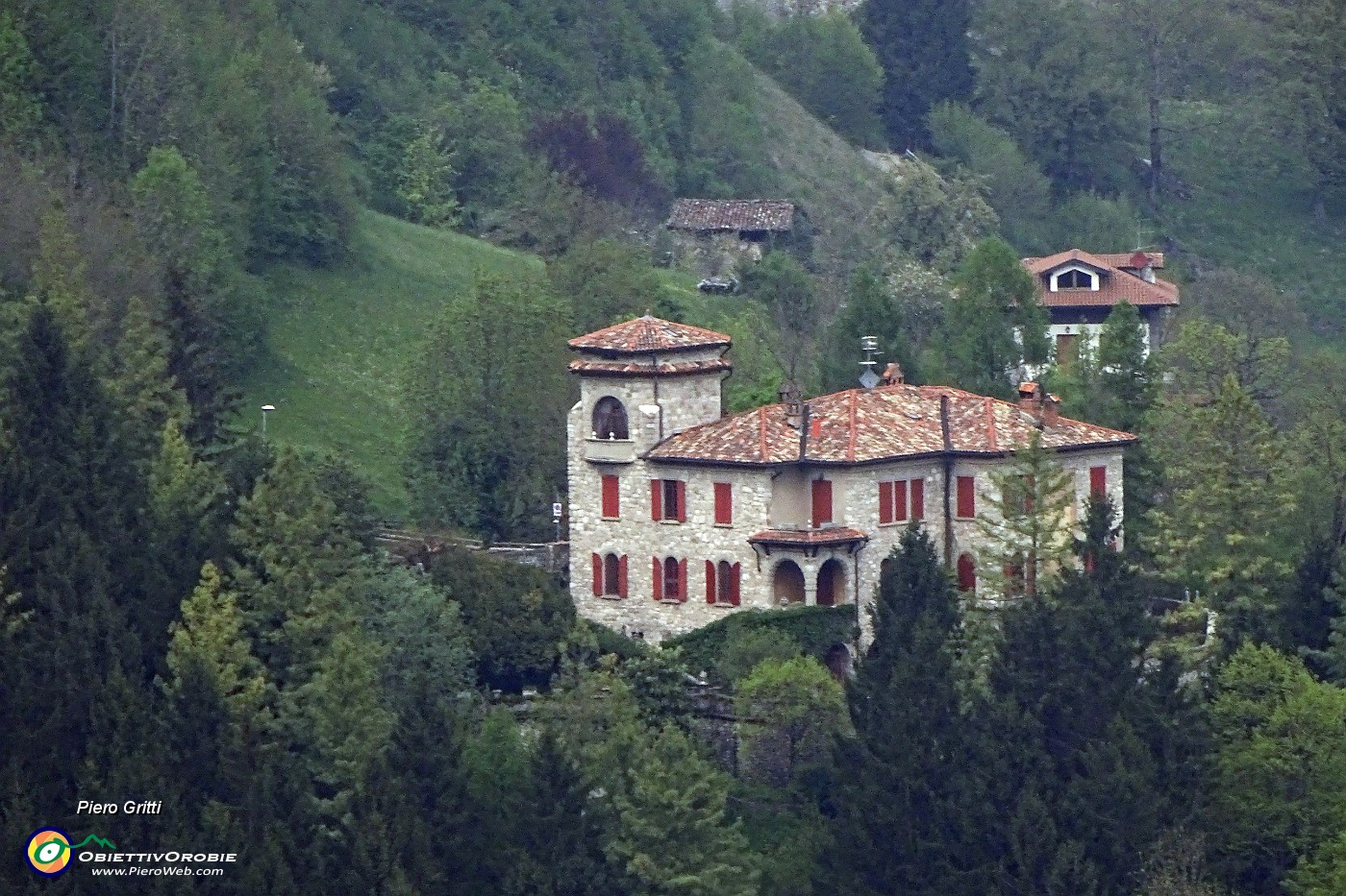 28 Maxi zoom verso il 'Castello della Botta' in Vetta di S. Pellegrino.JPG -                                